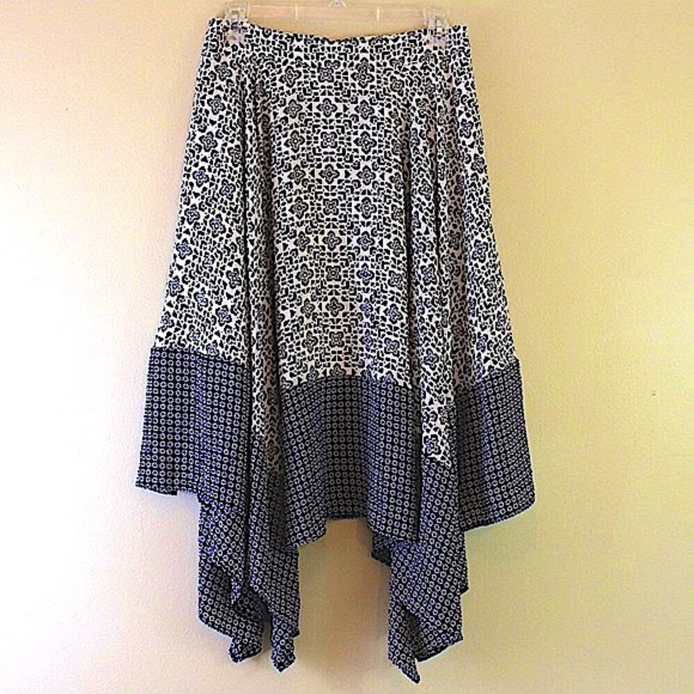 ⭐️Banana Republic— A Super cute,  Intricate pattern, Handkerchief Skirt — Size 2